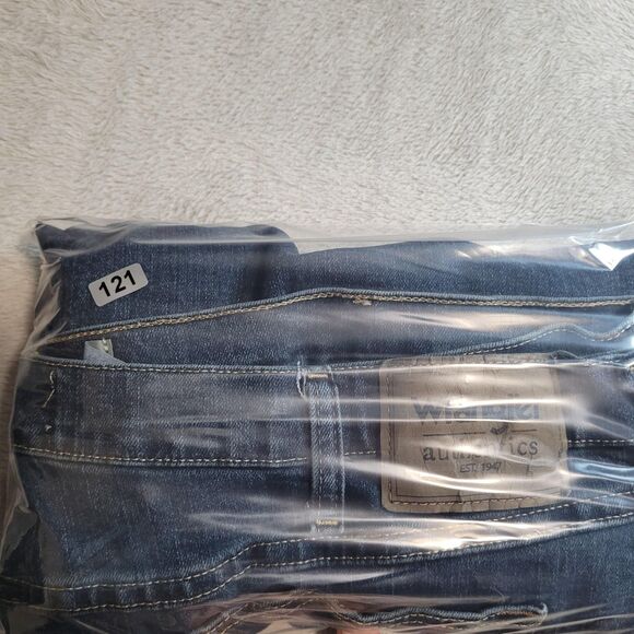 Wrangler Authentics Jeans Mens 42x32 Blue Med Wash Relaxed Straight Stretch - Picture 11 of 11